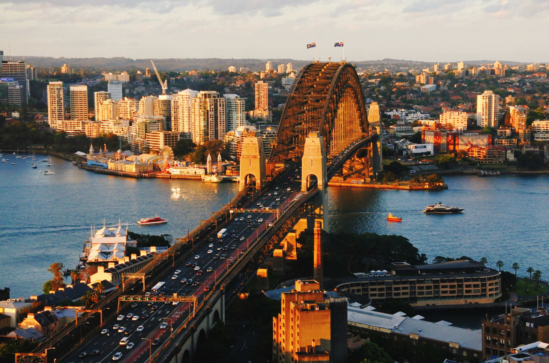 那么多人想移民澳洲，而長居澳洲的他為了這個目的申請香港香